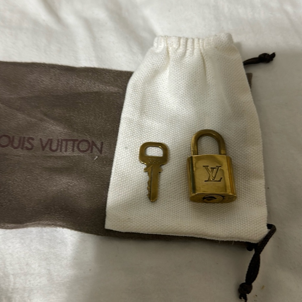 Clock and key Louis Vuitton